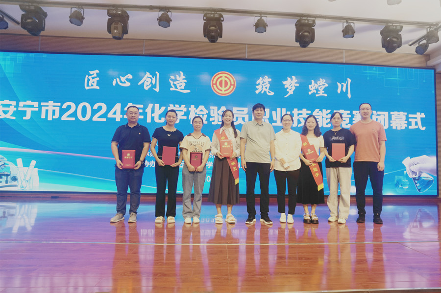 1724642112880526.jpg 合影_副本.jpg