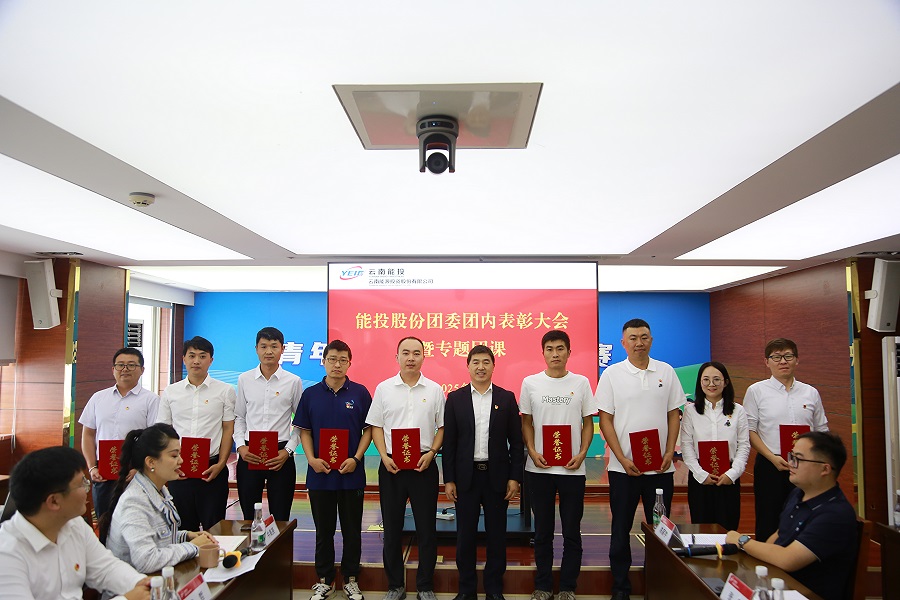 1750923560130370.jpg 為十佳青年頒獎(jiǎng).JPG